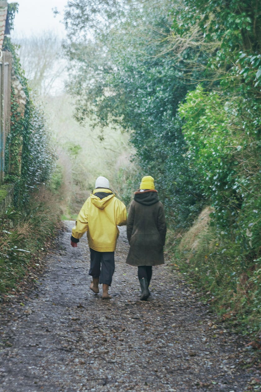 地元の散歩客はさすが慣れていて、引き潮の頃合いに長靴で小径を下ってゆく。