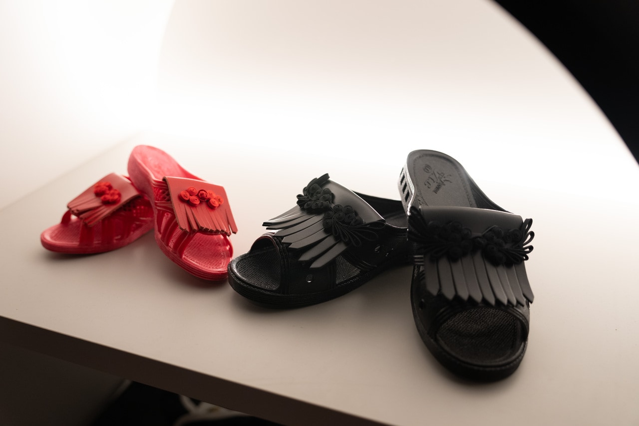 ファッションブランド・benchとの別注モデルルームシューズ。通称「便所サンダル」「ベンサン」と呼ばれるPVC素材のサンダル。