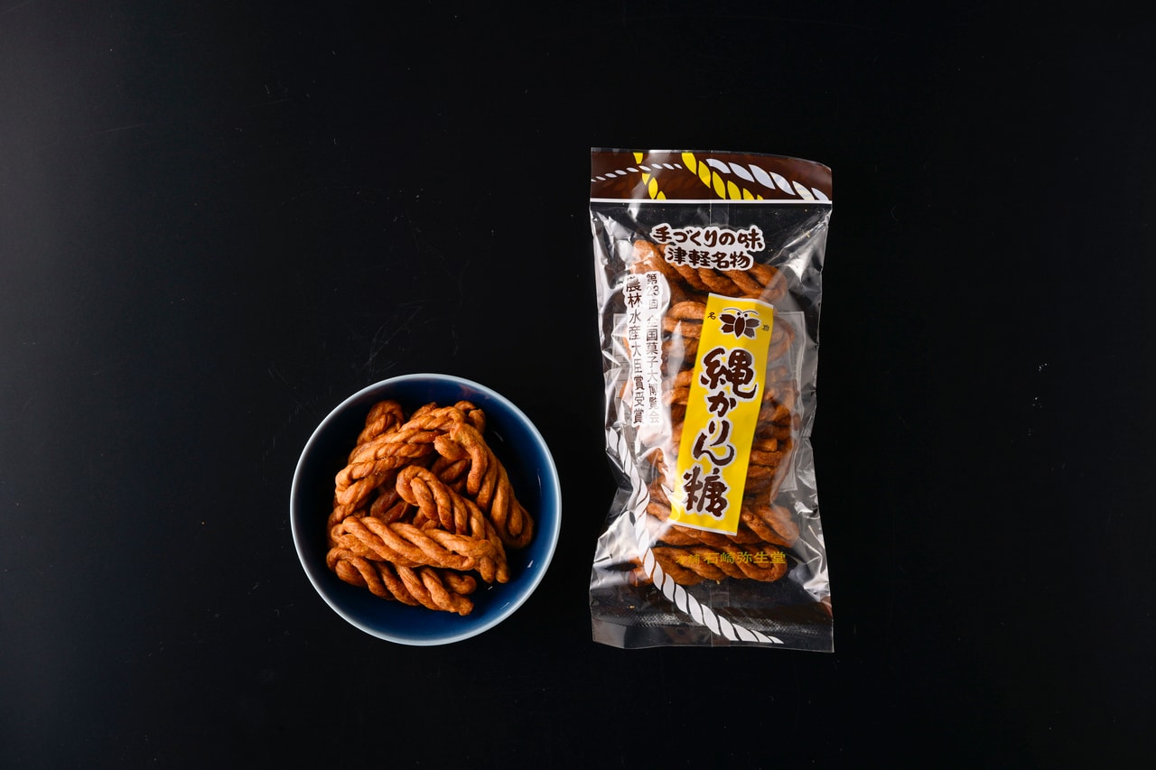 「縄かりん糖」1袋 480円。スーパーマーケットなどで手に入る