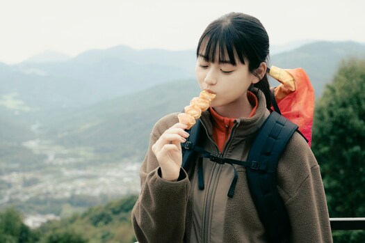 山頂レストハウスで、秩父名物のB級グルメ、みそポテトをオーダー。気持ちのいい眺望と味噌の優しい甘さに癒されます。