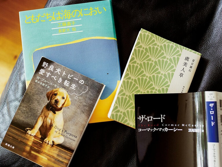 左から『野良犬トビーの愛すべき転生』、『ともだちは海のにおい』、『虞美人草』、『ザ・ロード』。