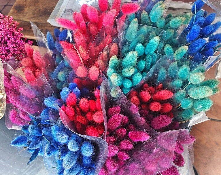 日本でも染めのラグラスはありますが、タイではビビッドなカラーリングが豊富です。