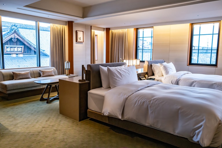 窓が多く開放的なヘリテージジュニアスイート。