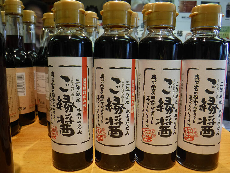 地元の塩や大豆を使った「ご縁醤」。縁結びの出雲ならではのお土産としても喜ばれそう。