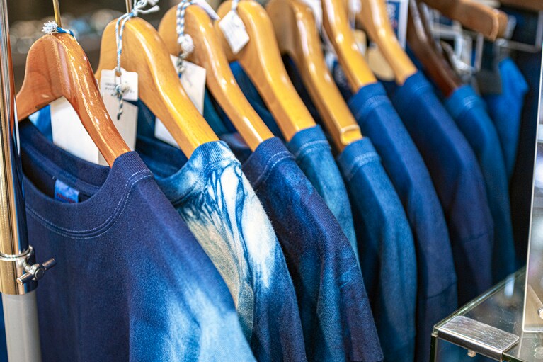 マーケットプレイスで取り扱っている藍染めのTシャツは7,000円前後。街の相場よりもお財布に優しい。