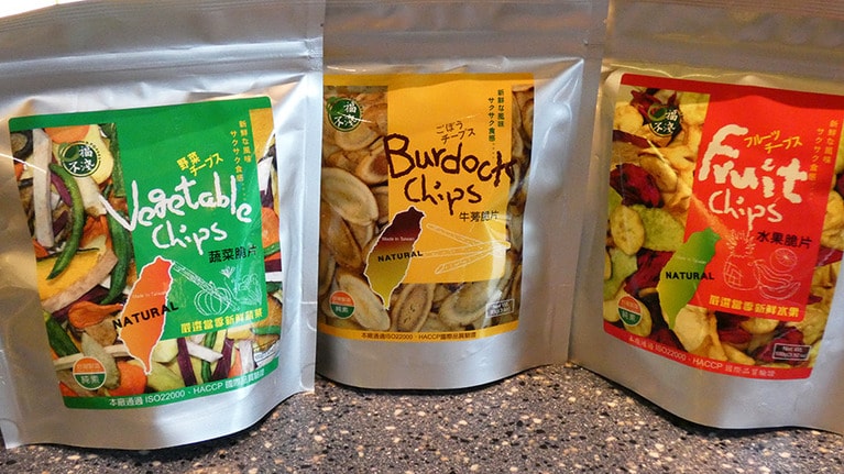 「口福不浅」のフルーツチップス、野菜チップス、ゴボウチップス、130元。夜にお腹が空いてしまった時に重宝します。野菜不足を解消できるスナック。
