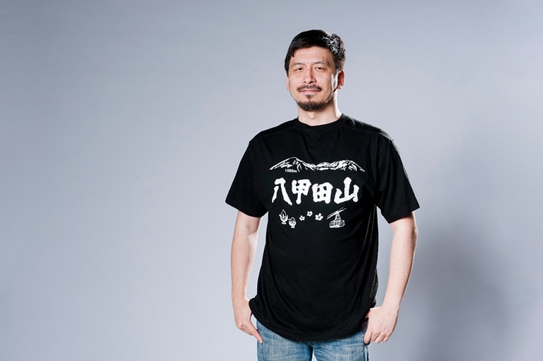 力強いフォントで描かれる八甲田山Tシャツ。