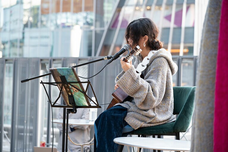 イベントではkojikojiさんがチャプターズから着想を得て作曲した新曲「金柑」の生演奏も。多くの人が集まっていた。