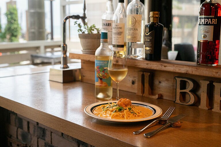 ウニのパスタに合わせた白ワインはシチリア「ドンナフガータ」のダマリーノ。ボトル6,800円。