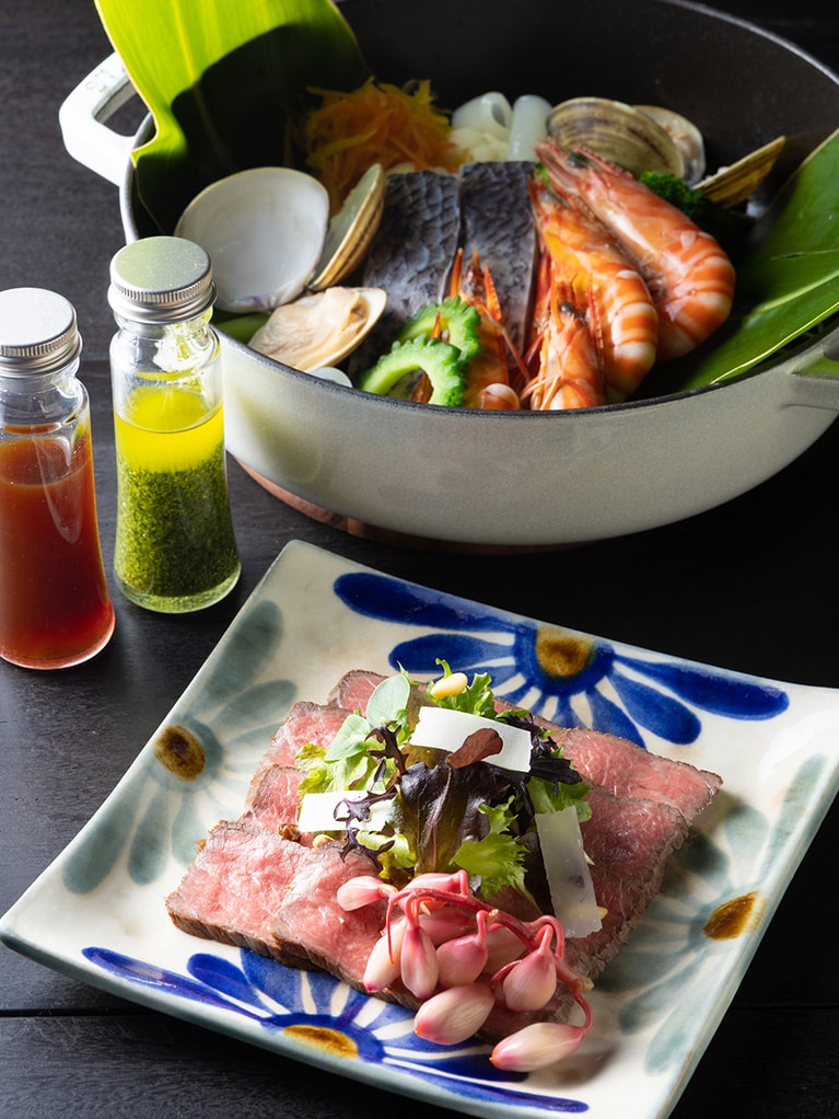 「月桃のヴァポーレ」など、ひと味違う美味体験を楽しめる特別夕食。