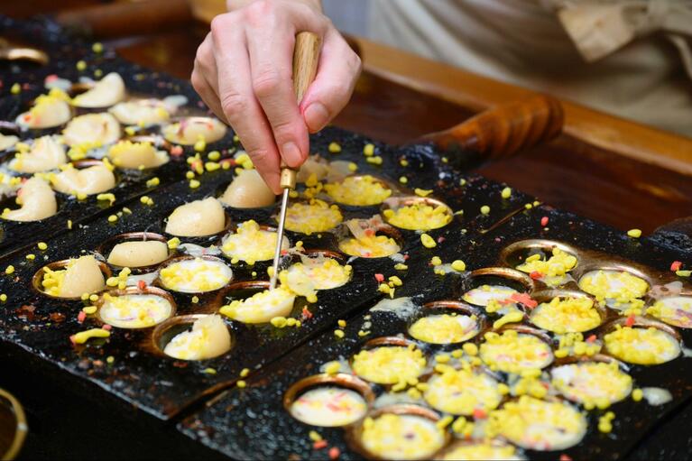 道具は特注で、焼き方にこだわった「うまい屋」のたこ焼き。外国人観光客もたくさん訪れる。