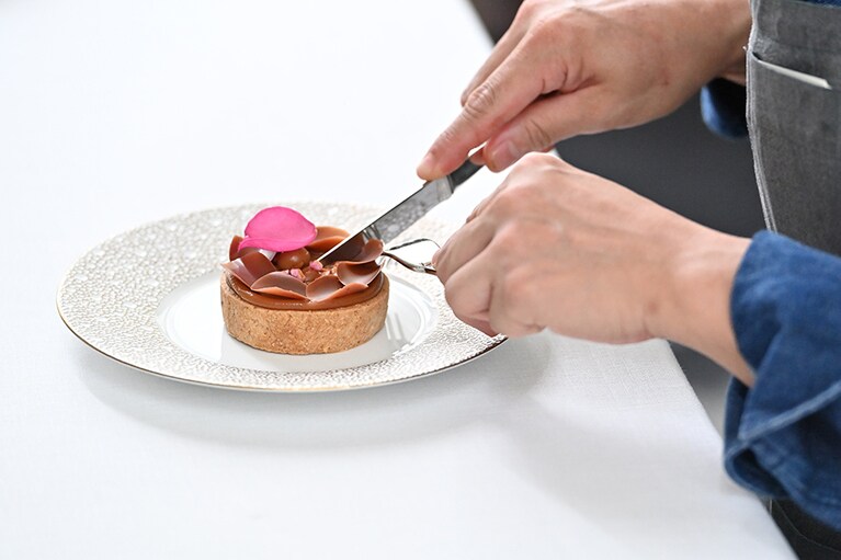 「ローズ デ サーブル」を楽しむ加藤シェフ。