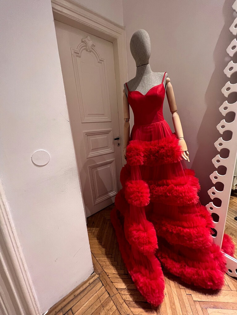 廊下にもドレスが飾られている。こちらは、歩く毎にフリルがゆらめく美しいシルエットのドレス。細やかな職人の手仕事の賜だ。