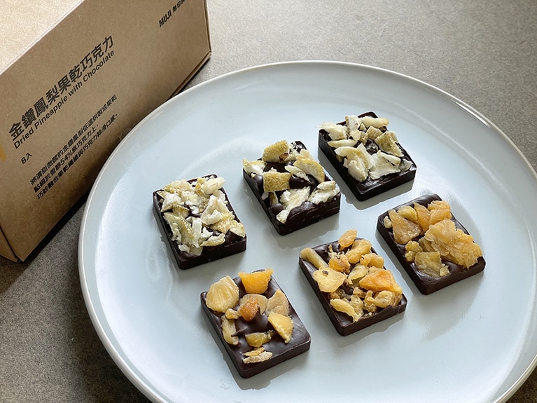 ドライフルーツ入りのチョコレートは食感の変化が楽しめます。