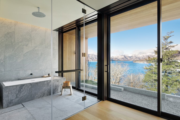 憧れの一室「中禅寺湖ビュースイート」。