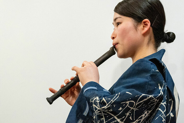 木管とも金管とも違う、やわらかく爽やかな音色の笛。