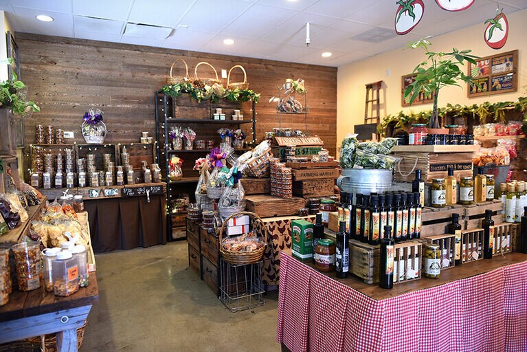 アーモンド製品だけでなく、手作りの野菜チップスや自然素材の石けんなど、様々な製品が並ぶ。