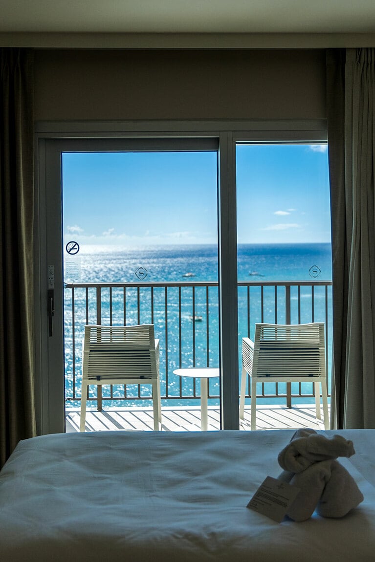 ベッドから眺める海は最高！