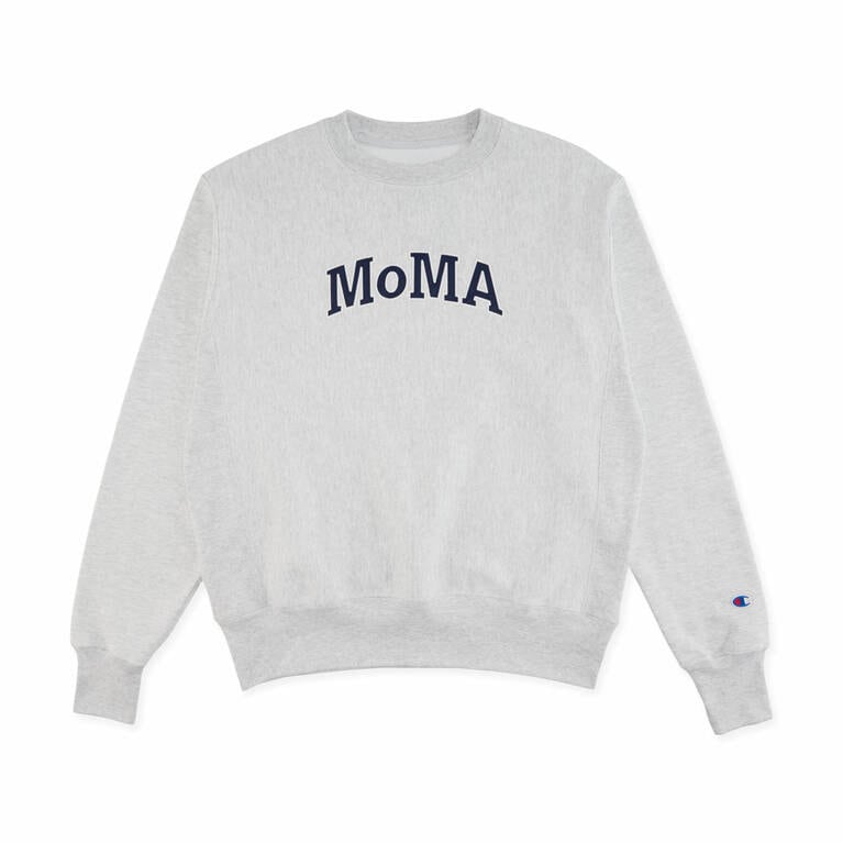 Champion クルーネックスウェットシャツ MoMA Editionシルバーグレー（13,200円）。