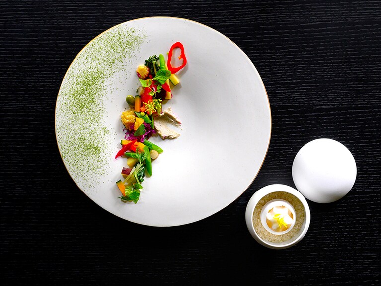 レストラン「翠葉」のディナーコース〈時河/TOKIKA〉 22,770円から。名勝・吉城園から着想を得た、松勢シェフの卓越した感性が光る一皿「低温調理した地卵と出汁のムース 旬菜のジャルジニエール風」。