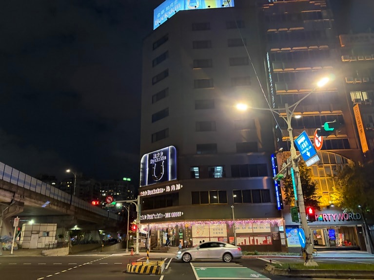 ビルの外観からはバーの存在が全くわからない、知る人ぞ知る隠れ家的バーとして人気。