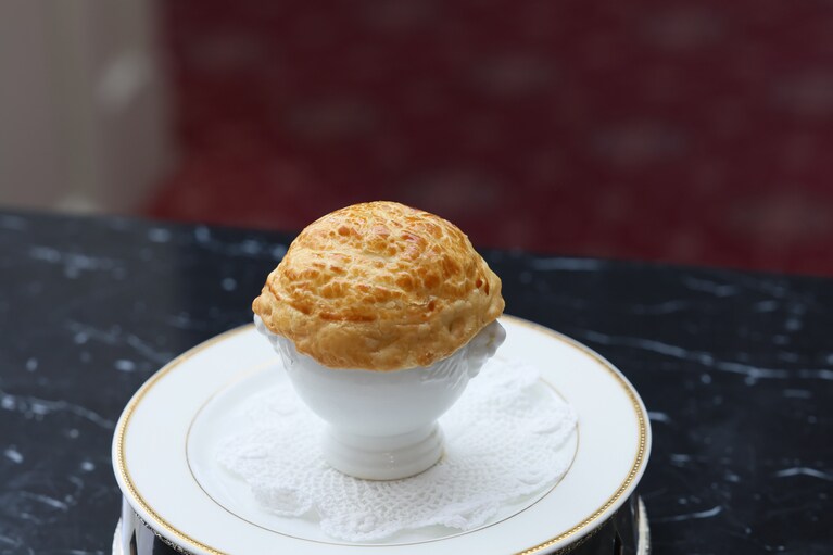 自家製コンソメのパイ包み／3,300円～