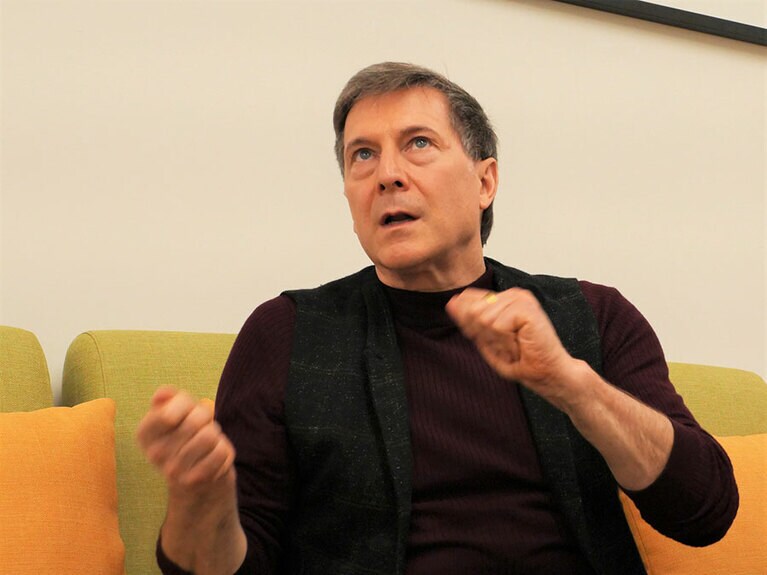 取材に答えるマーティン・シュレップァー氏。