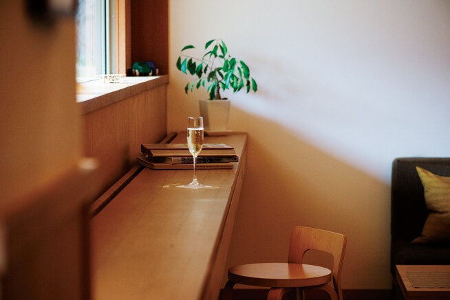 【ホテリ・アアルト】ラウンジでドリンクを飲みながら、窓からの庭の景色を楽しむのがおすすめの過ごし方。 photo: Akemi Kurosaka