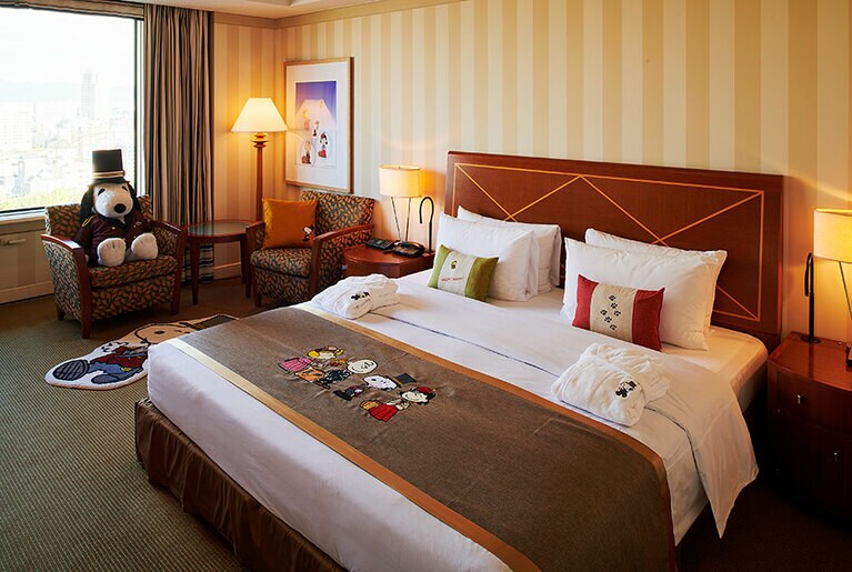 宿泊プラン「SNOOPY! SNOOPY! SNOOPY!」のお部屋。ルームサービスで味わうスヌーピースペシャルブレックファストもお楽しみ！