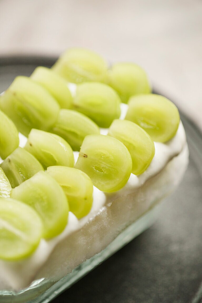 「八郷産のシャインマスカットとレアチーズ」。