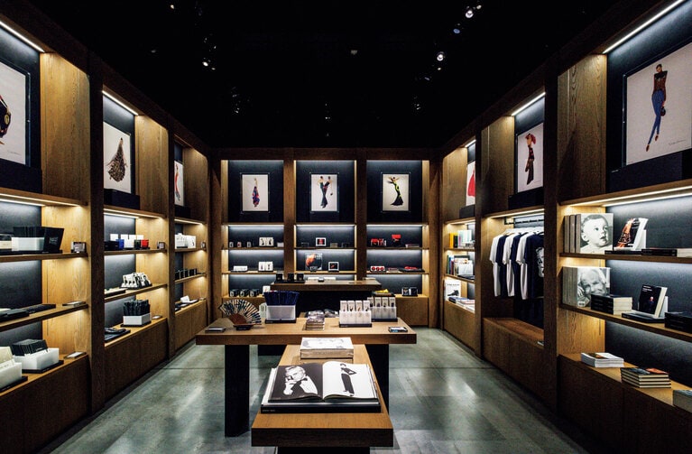 エントランスにあるブックショップ。アルマーニ氏の顔がプリントされたTシャツをはじめ、ここでしか買えないものも。