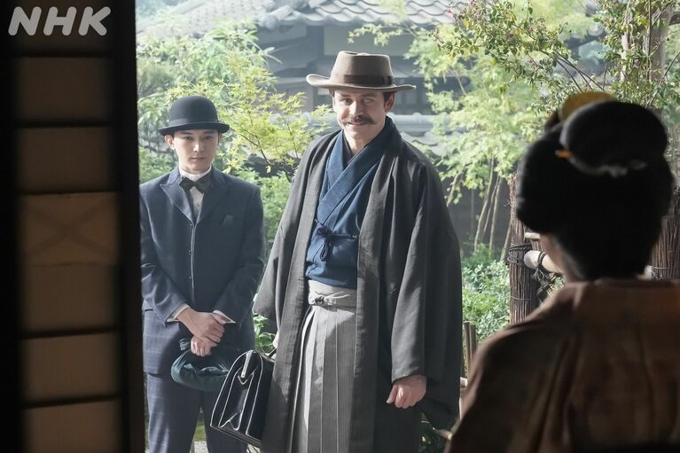 2枚…並んで出かける錦織とヘブン（『ばけばけ』公式Instagramより）