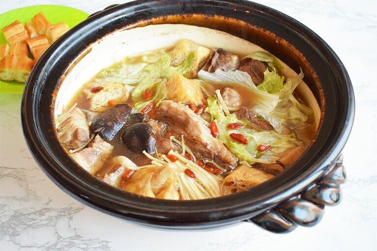 味つけにしょうゆやオイスターソースを使うため、煮ものにも似た食べやすさ。また、丸ごと入ったにんにくは本来香りづけだが、とろとろに煮こまれていて、食べてもおいしい。