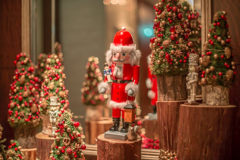 サンタの衣装のくるみ割り人形。展示場所は変更になる場合があります。
