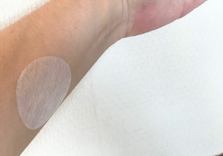 直径40mm(プチプラ美調べ)。体のどこに貼ってもOKなので、乾燥が気になる部分でもよいし、お腹や太ももなど服で隠れる部分なら長時間貼っておける。