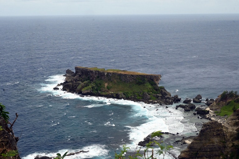 切り立った岩が印象的な禁断の島。