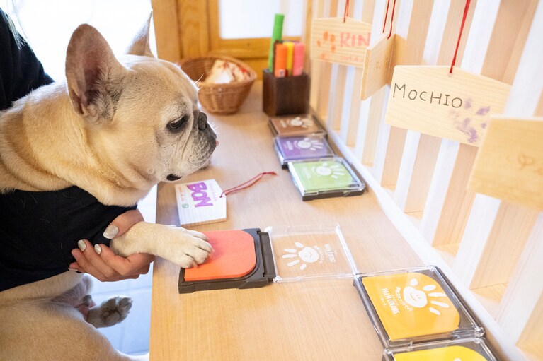 絵馬を作成して飾れるコーナーも。仕上げには、愛犬の肉球スタンプをON。