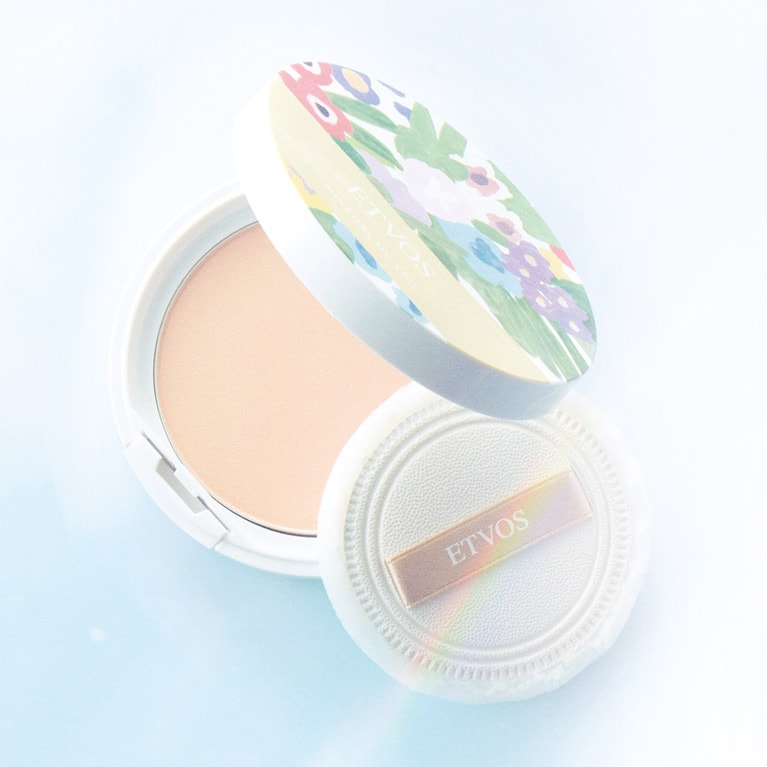 アフターサンケア効果のあるパクトタイプ。ソフトフォーカス効果で毛穴などもカモフラージュ。ミネラルUVベール SPF45・PA+++ 7g 3,500円／エトヴォス(限定発売中)
