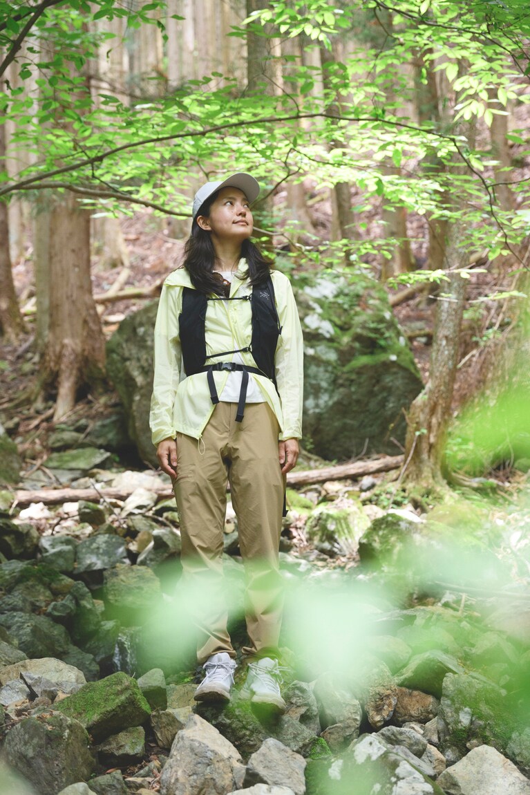 自然の中でこそ映えるそのスタイリングはアークテリクスならでは。