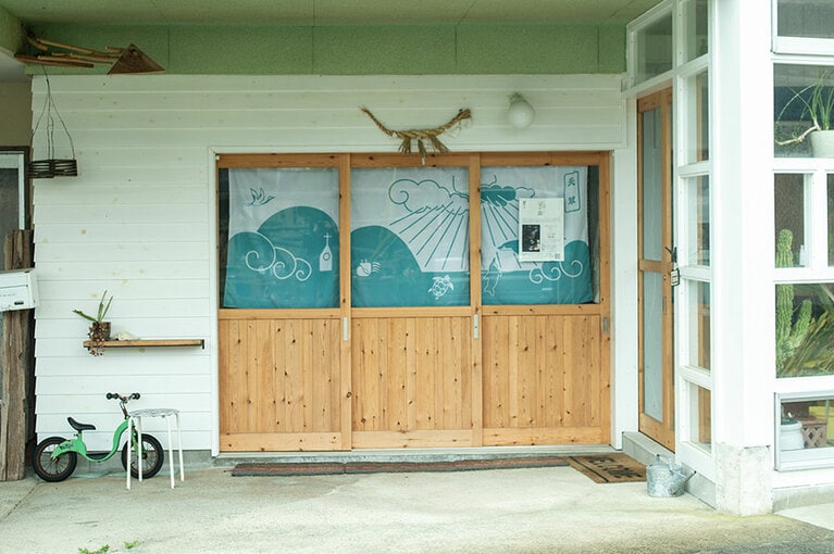 天草産のハーブを使った蒸留体験やアロマクラフト作りができる「ハイビーチ・リラックス」。潮風を感じる心地よい環境で楽しんで。