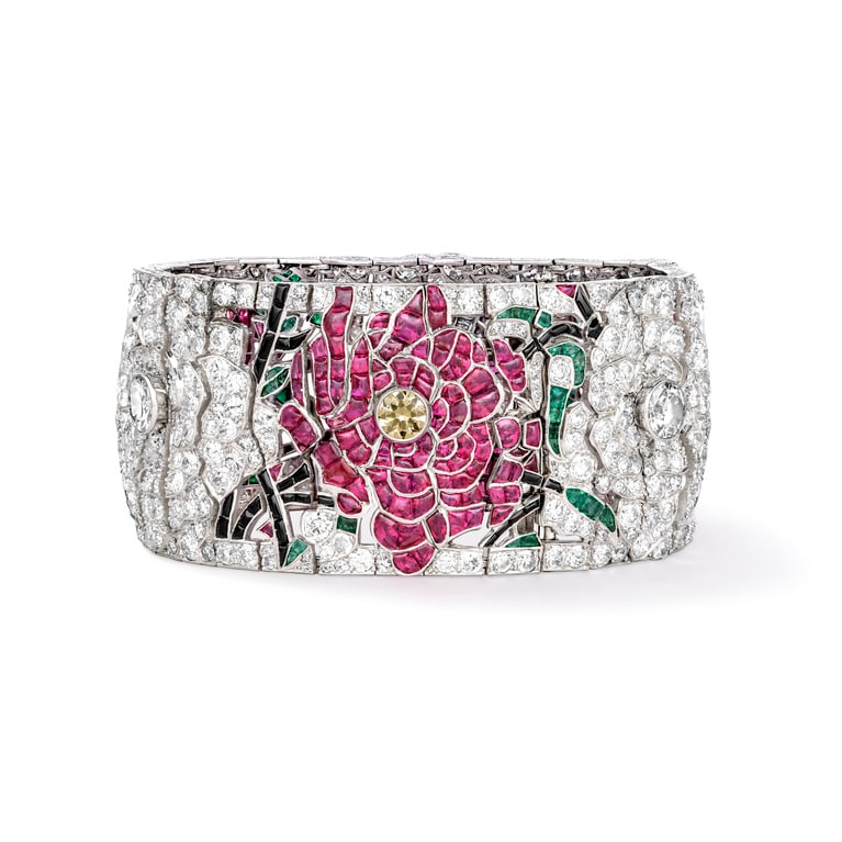 絡み合う花々、赤と白のローズ ブレスレット　1924年　プラチナ、エメラルド、ルビー、オニキス、イエローダイヤモンド、ダイヤモンド　ヴァン クリーフ＆アーペル コレクション ©Van Cleef & Arpels