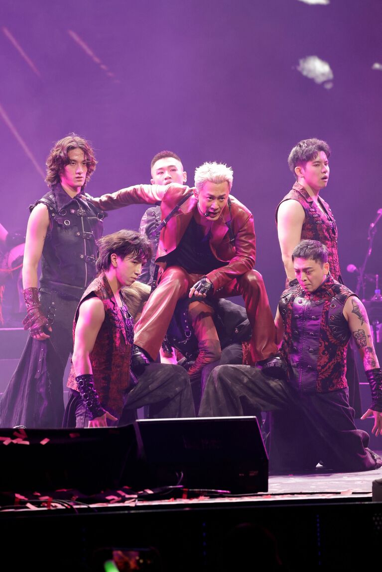 「Go With The Flow」トロント公演の様子。ダンスパフォーマンスは壮観！