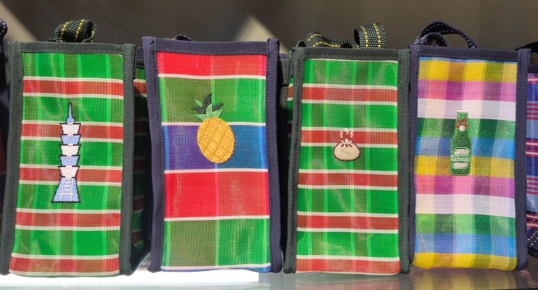 お出かけを彩ってくれる水筒入れ。