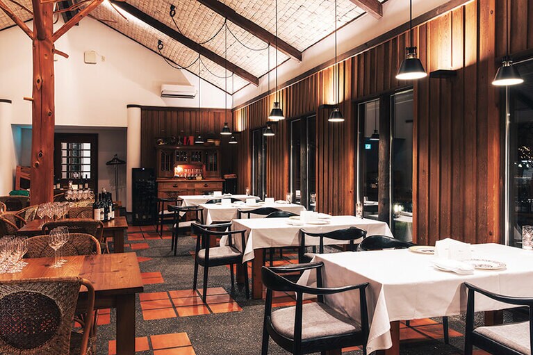 【Winerystay TRAVIGNE】木をふんだんに使ったレストラン。Photo: Masahiro Shimazaki