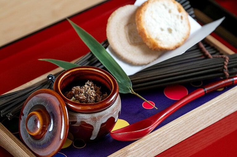 政宗公が戦場で着用していたといわれる、ポップな水玉模様の陣羽織の柄を折敷に。