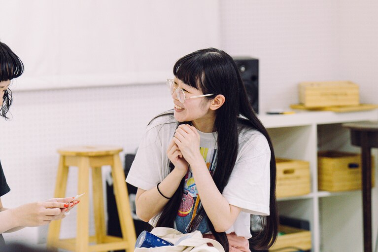 「忘れられてしまった記憶へ目を向けたい」ポッドキャスト演劇に挑戦するロロ・三浦直之が新作『まれな人』にかける思い。稽古風景。