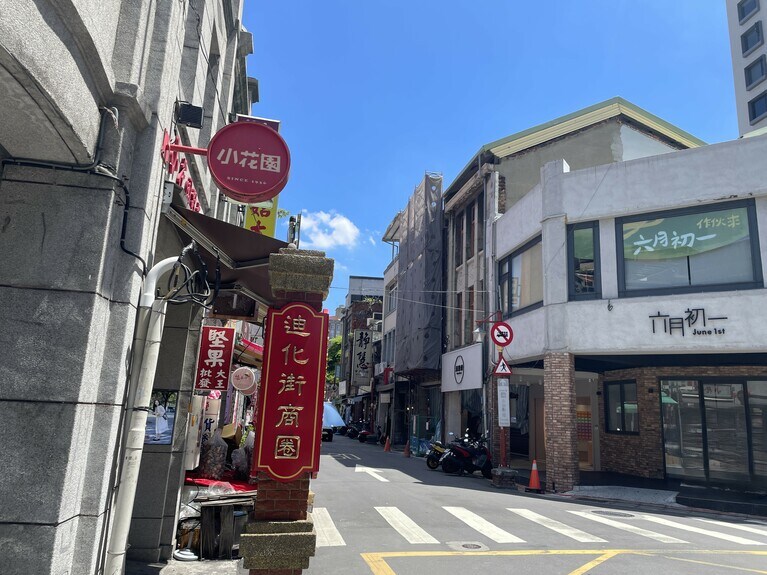 南京西路側の入り口。ここから民権西路まで約1キロの道沿いにお店が軒を連ねています。