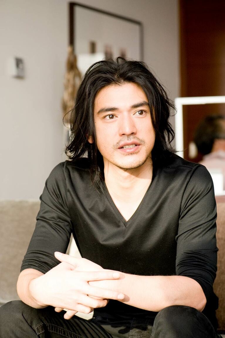 日本での主演映画『Sweet Rain 死神の精度』についてインタビューに応じる、当時34歳の金城武（2008年撮影）　©文藝春秋