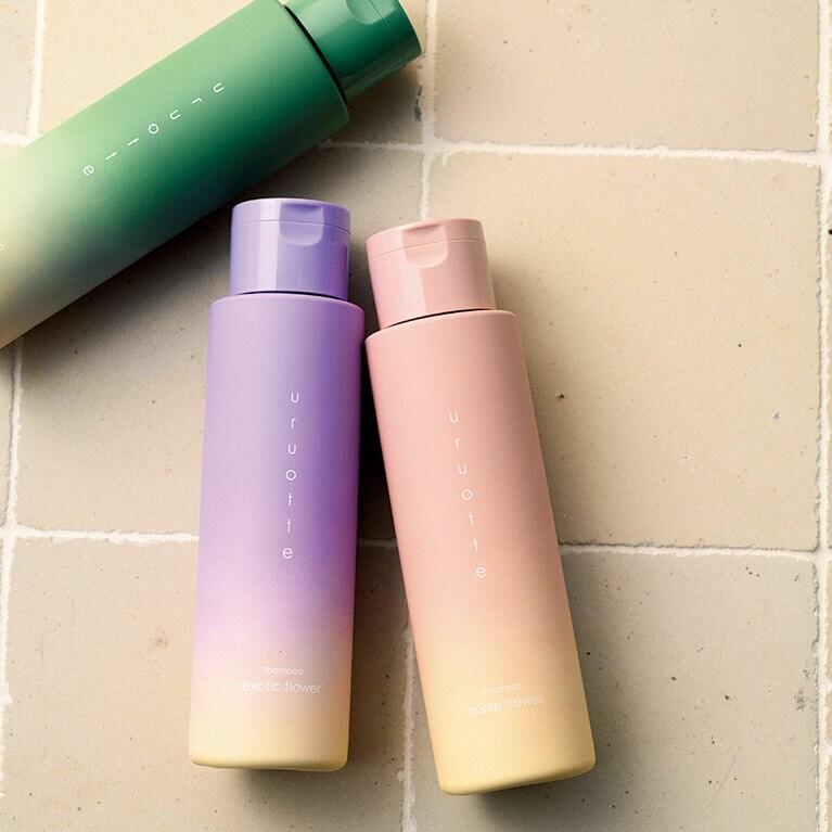 URUOTTE「ナチュラルシャンプー」左から：無香料 250mL 2,500円、エキゾチックフラワー、ノーブルフラワー、(コスメキッチン限定) 25mL 各3,000円､／クィーン
