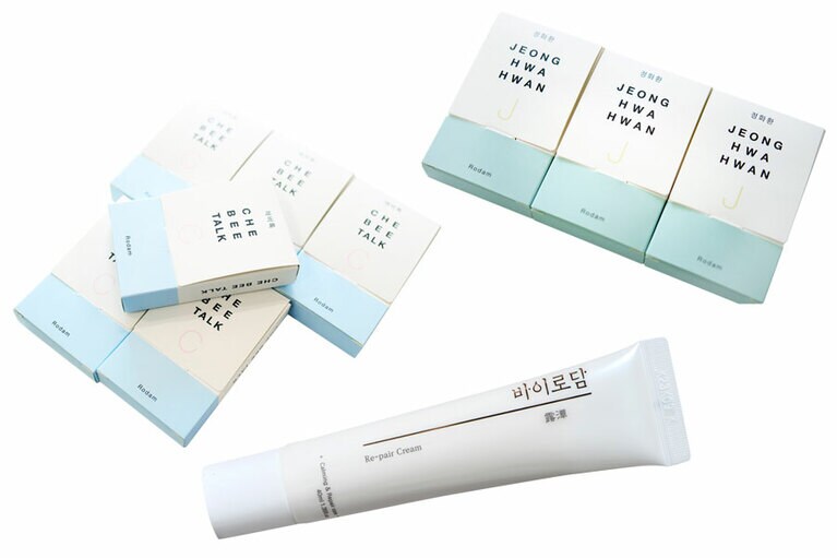 左から時計回りに：食欲をコントロールし新陳代謝を促すので効率よくダイエットを楽しめる。香りのクセもなく、粒も小さいので飲みやすい。1カ月分 W240,000、キムチ乳酸菌由来のデトックス韓方薬。宿便や便秘の改善が期待でき、美肌に。1カ月分W 90,000、韓方と、タマネギ由来の成分やシカ成分を配合した肌を整えるクリームも。バイロダム ゴールドライン 再生クリーム 40ml W40,000。